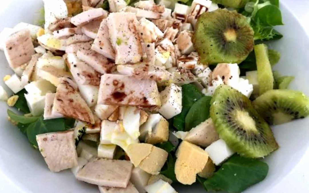 Ensalada con pechugas de pollo y kiwi