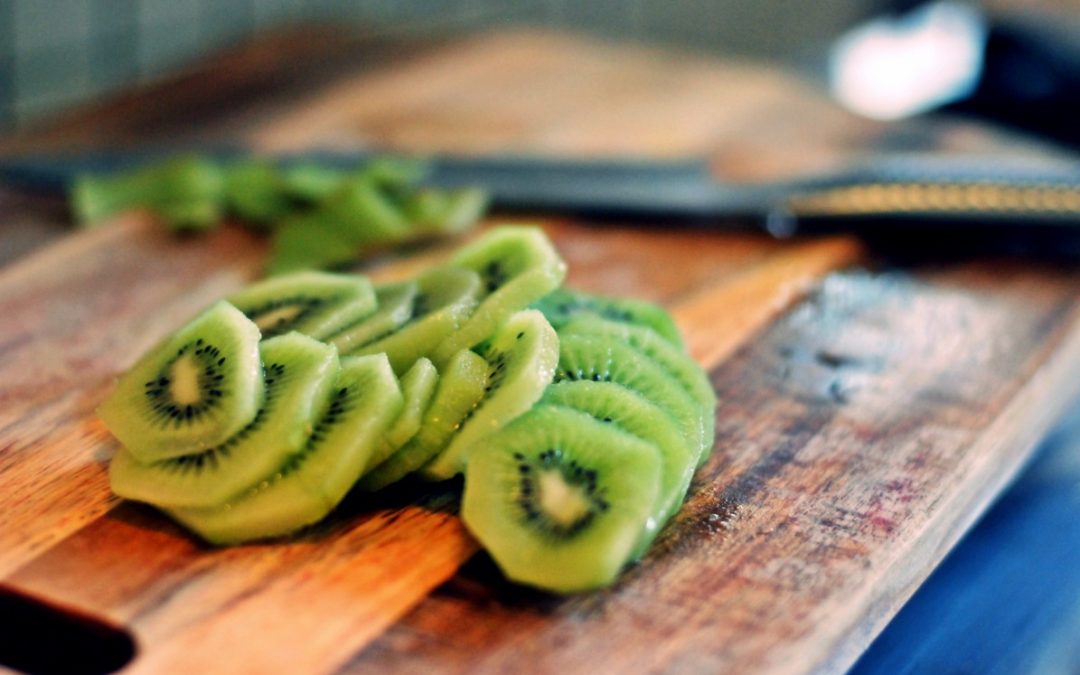 Los beneficios de la vitamina C del kiwi verde